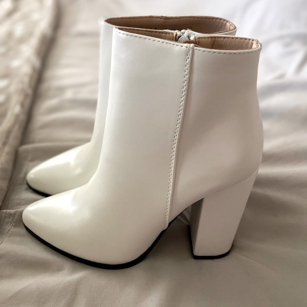 Size 6 1/2 all white ankle boot/heels. Ideal shoes is the brand. Never worn!